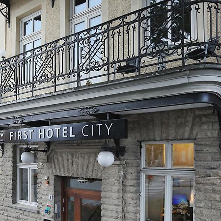 First Hotel City เอสคิสทูนา ภายนอก รูปภาพ
